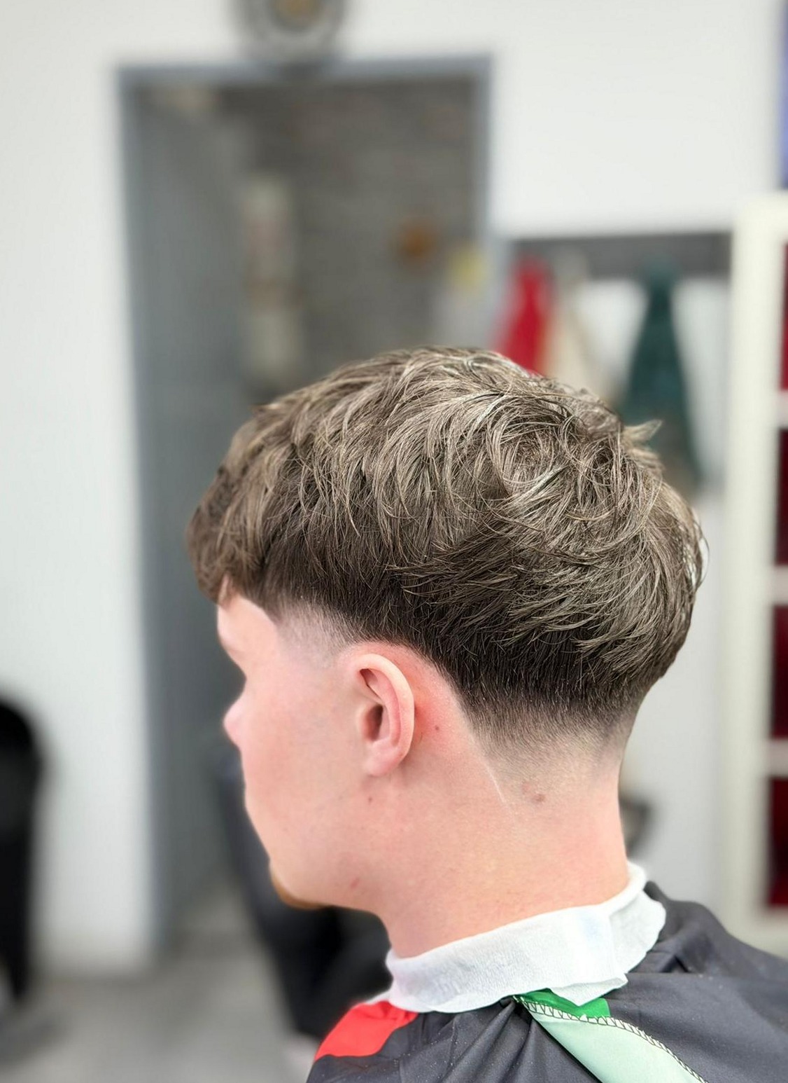 Frisse coupe met opgeschoren zijkant, van opzij