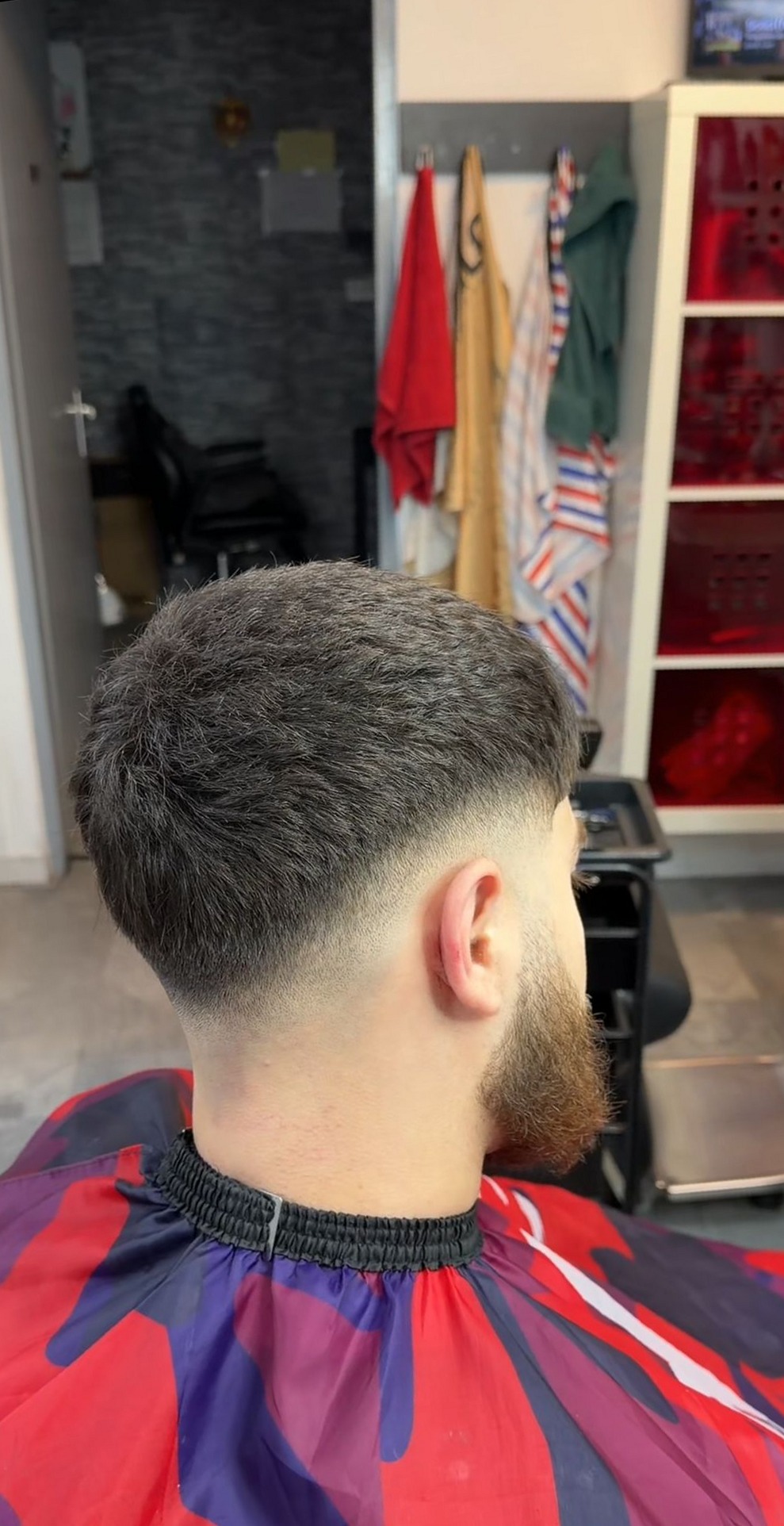 Taper fade in de nek, van achteren gezien